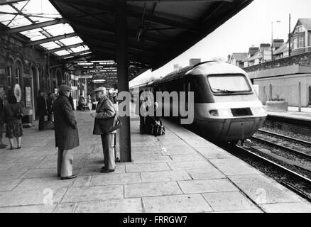 Reisende am Bahnhof station in Newport, South Wales der 1980er Jahre Stockfoto