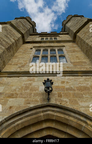 Leeds Castle, in der Nähe von Maidstone in Kent, außen. Nachschlagen von Haustür zu Twin towers. Stockfoto