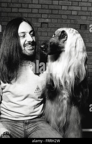 Mann mit seinem Afghane bei Dog show in den 1980er Jahren. Stockfoto