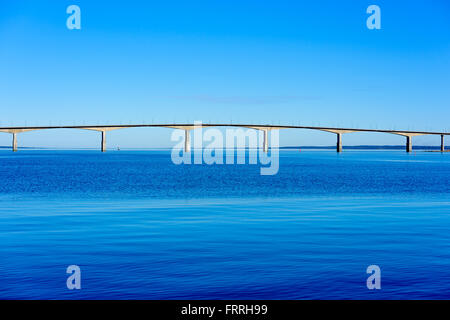 Die Brücke zwischen Oland und Festland Schweden von Kalmar aus gesehen. Die Sonne ist immer Low verleiht der Brücke etwas wie eine gl Stockfoto