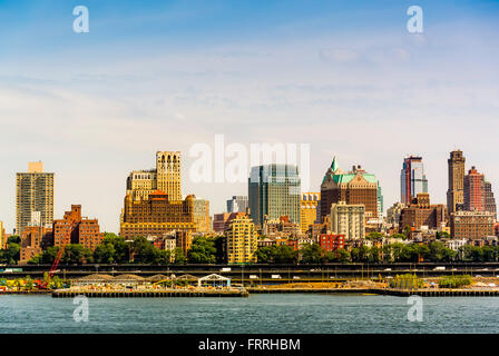 Blick über den East River von Manhattan nach Brooklyn Heights, New York City, USA. Stockfoto