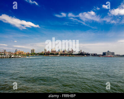 Blick über den East River von Manhattan nach Brooklyn Heights, New York City, USA. Stockfoto