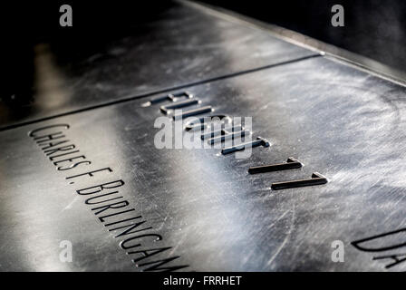 Namen der Opfer eingraviert auf 9/11 Memorial, New York, USA Stockfoto