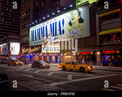 Broadway, New York City, USA - Mamma Mia Leuchtreklame und Taxi in der Nacht. Stockfoto