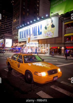 Broadway, New York City, USA - Mamma Mia Leuchtreklame und Taxi in der Nacht. Stockfoto