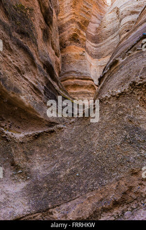 Kreuz-Bett lagen Peralta Tuff entlang dem Slot Canyon Trail im Kasha-Katuwe Zelt Rocks National Monument in New Mexico, USA Stockfoto