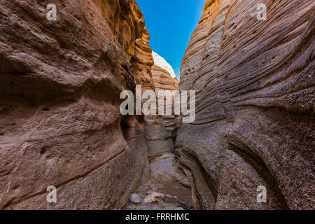 Kreuz-Bett lagen Peralta Tuff entlang dem Slot Canyon Trail im Kasha-Katuwe Zelt Rocks National Monument in New Mexico, USA Stockfoto