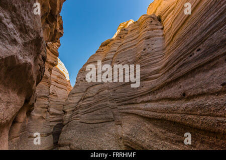 Kreuz-Bett lagen Peralta Tuff entlang dem Slot Canyon Trail im Kasha-Katuwe Zelt Rocks National Monument in New Mexico, USA Stockfoto