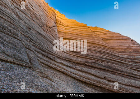 Kreuz-Bett lagen Peralta Tuff entlang dem Slot Canyon Trail im Kasha-Katuwe Zelt Rocks National Monument in New Mexico, USA Stockfoto