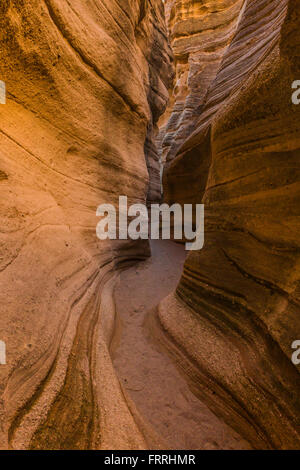 Kreuz-Bett lagen Peralta Tuff entlang dem Slot Canyon Trail im Kasha-Katuwe Zelt Rocks National Monument in New Mexico, USA Stockfoto