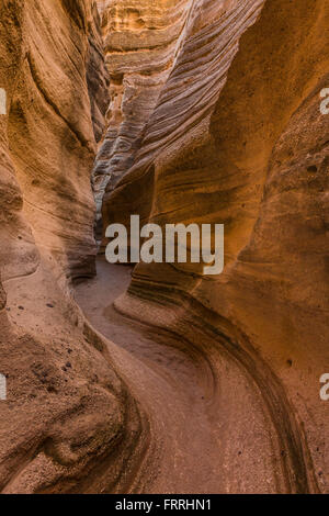 Kreuz-Bett lagen Peralta Tuff entlang dem Slot Canyon Trail im Kasha-Katuwe Zelt Rocks National Monument in New Mexico, USA Stockfoto