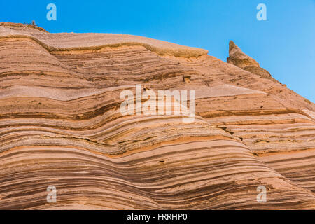 Kreuz-Bett lagen Peralta Tuff entlang dem Slot Canyon Trail im Kasha-Katuwe Zelt Rocks National Monument in New Mexico, USA Stockfoto