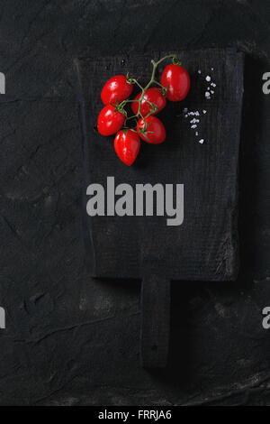 Cherry-Tomaten über schwarz Stockfoto