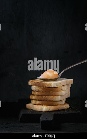 Toast mit Eigelb über schwarz Stockfoto