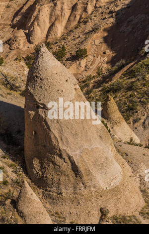 Zelt-förmigen Hoodoos betrachtet aus dem Slot Canyon Trail im Kasha-Katuwe Zelt Rocks National Monument in New Mexico, USA Stockfoto