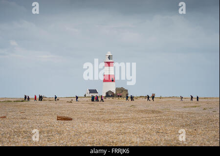 Orford Ness Suffolk, Blick auf den Leuchtturm von Orford Ness, der heute außer Dienst gestellt wurde, und ein Merkmal der Küstenlandschaft von Suffolk in Großbritannien bleibt Stockfoto