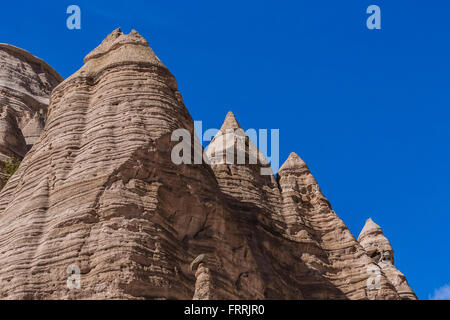 Zelt-förmigen Hoodoos betrachtet aus dem Slot Canyon Trail im Kasha-Katuwe Zelt Rocks National Monument in New Mexico, USA Stockfoto