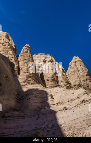 Zelt-förmigen Hoodoos betrachtet aus dem Slot Canyon Trail im Kasha-Katuwe Zelt Rocks National Monument in New Mexico, USA Stockfoto