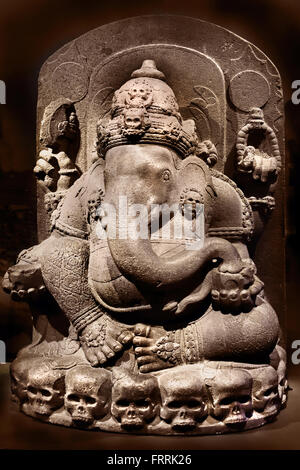 Hindu-Gott Ganesha große Elefant sitzt auf einem Lotos mit vier Armen des 13. Jahrhunderts Singosari Java Indonesien Hindu - buddhistischen Singosari (Singhasari) javanischen mittelalterlichen Königreich (1222-1292) Java Indonesien Indonesisch (Ganesha ist Shivas Sohn, ein sehr beliebter Gott im Hinduismus) Stockfoto