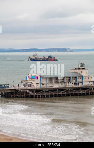 Blick hinunter zum Bournemouth Pier und Bagger in der Ferne für Strand Nachschub Werke zwischen Bournemouth and Boscombe Stockfoto