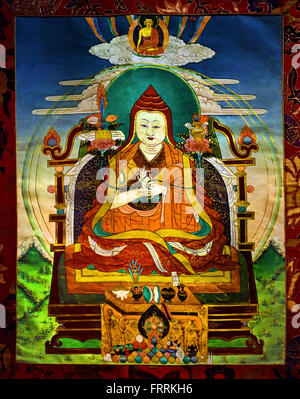 Diese Rollbild, Thangka, zeigt einen Lehrer, Lama, auf einem Thron mit seinen Händen in Dharmacakramudra. In seinen Händen hält er einen Lotus-Stamm.  Tibetische Tibet China Stockfoto