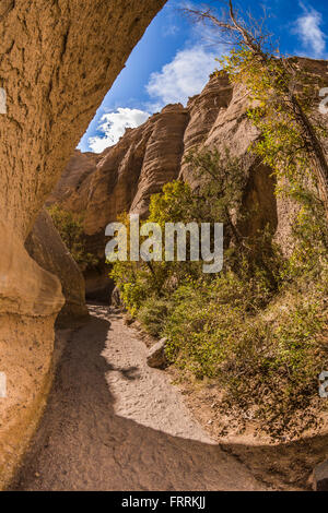 Wandern entlang dem Slot Canyon Trail am Kasha-Katuwe Zelt Rocks National Monument in New Mexico, USA Stockfoto