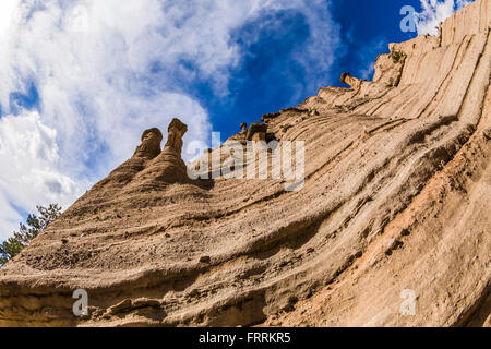 Hoodoos und Klippen entlang der Höhle Loop Trail im Kasha-Katuwe Zelt Rocks National Monument in New Mexico, USA Stockfoto