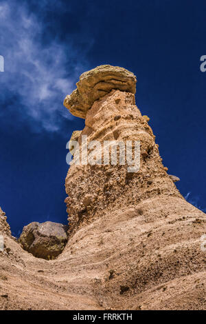 Hoodoos und Klippen entlang der Höhle Loop Trail im Kasha-Katuwe Zelt Rocks National Monument in New Mexico, USA Stockfoto