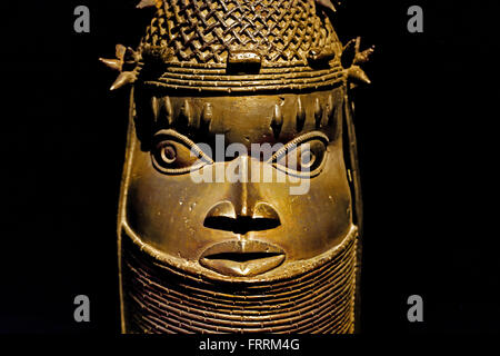 Iyoba-Königin-Mutter des 19. Jahrhunderts Royal Benin Nigeria Guinea Küste Museum Afrika afrikanische (Kragen 37 von aufgetürmten Zeichenfolgen von Perlen und sechs Tattoo Flecken über den Augen) Stockfoto