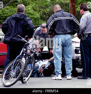 Alexandria, Virginia, USA, 2005 Alexandria Stadt Polizisten verhaften Mann mit seinem Fahrrad Credit: Mark Reinstein Stockfoto