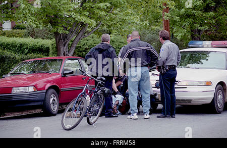 Alexandria, Virginia, USA, 2005 Alexandria Stadt Polizisten verhaften Mann mit seinem Fahrrad Credit: Mark Reinstein Stockfoto