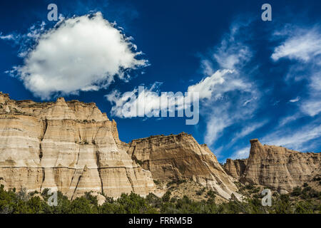 Hoodoos und Klippen entlang der Höhle Loop Trail im Kasha-Katuwe Zelt Rocks National Monument in New Mexico, USA Stockfoto