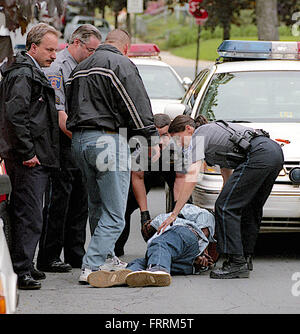 Alexandria, Virginia, USA, 2005 Alexandria Stadt Polizisten verhaften Mann mit seinem Fahrrad Credit: Mark Reinstein Stockfoto