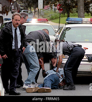 Alexandria, Virginia, USA, 2005 Alexandria Stadt Polizisten verhaften Mann mit seinem Fahrrad Credit: Mark Reinstein Stockfoto