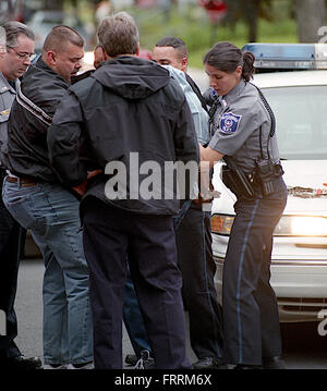 Alexandria, Virginia, USA, 2005 Alexandria Stadt Polizisten verhaften Mann mit seinem Fahrrad Credit: Mark Reinstein Stockfoto