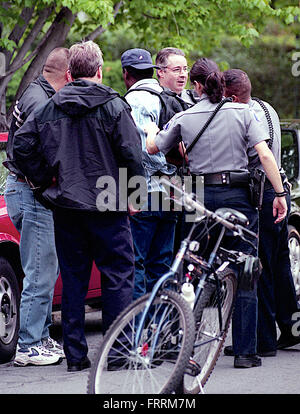 Alexandria, Virginia, USA, 2005 Alexandria Stadt Polizisten verhaften Mann mit seinem Fahrrad Credit: Mark Reinstein Stockfoto