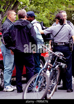 Alexandria, Virginia, USA, 2005 Alexandria Stadt Polizisten verhaften Mann mit seinem Fahrrad Credit: Mark Reinstein Stockfoto