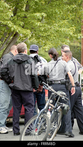 Alexandria, Virginia, USA, 2005 Alexandria Stadt Polizisten verhaften Mann mit seinem Fahrrad Credit: Mark Reinstein Stockfoto