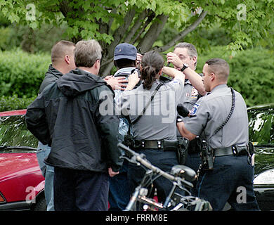 Alexandria, Virginia, USA, 2005 Alexandria Stadt Polizisten verhaften Mann mit seinem Fahrrad Credit: Mark Reinstein Stockfoto