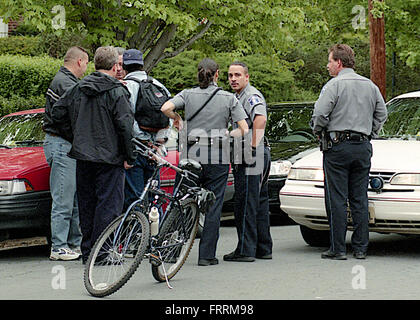 Alexandria, Virginia, USA, 2005 Alexandria Stadt Polizisten verhaften Mann mit seinem Fahrrad Credit: Mark Reinstein Stockfoto