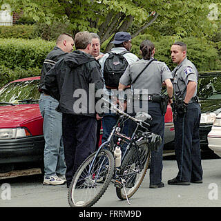 Alexandria, Virginia, USA, 2005 Alexandria Stadt Polizisten verhaften Mann mit seinem Fahrrad Credit: Mark Reinstein Stockfoto