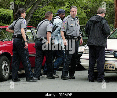 Alexandria, Virginia, USA, 2005 Alexandria Stadt Polizisten verhaften Mann mit seinem Fahrrad Credit: Mark Reinstein Stockfoto