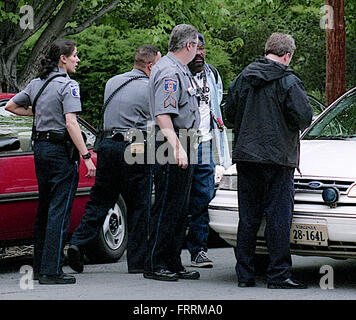 Alexandria, Virginia, USA, 2005 Alexandria Stadt Polizisten verhaften Mann mit seinem Fahrrad Credit: Mark Reinstein Stockfoto