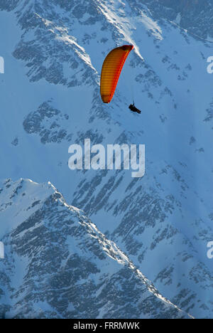 Gleitschirmflieger schweben über den Mont-Blanc-Massiv Stockfoto