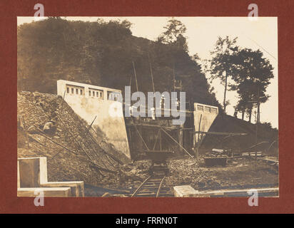 Das Foto zeigt Arbeiter, die am Bau der Eisenbahnstrecke Cirebon-Kroya beteiligt sind, wobei der Schwerpunkt auf dem Brückenbau und dem Tunnelaushub liegt. Stockfoto