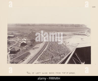 Das Ende der linken Führungsbank von der Oberseite eines Trägers aus gesehen während der Planungs- und Bauphase einer Eisenbahnbrücke. Stockfoto