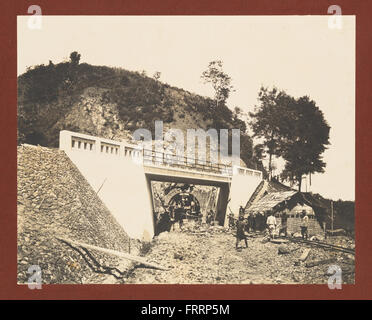 Das Foto zeigt die Ausgrabung und den Bau der Cirebon-Kroya-Eisenbahnlinie, wobei der Schwerpunkt auf dem Bau von Eisenbahnbrücken, Tunneln und der Beteiligung von StateRailway-Mitarbeitern liegt. Stockfoto