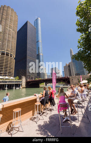 Die Stadt Wine Bar am Riverwalk von den Chicago River in den Sommermonaten in Chicago, Illinois, USA Stockfoto