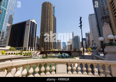 Skyline-Blick aus dem Riverwalk am Fluss Chicago in Chicago, Illinois, USA Stockfoto