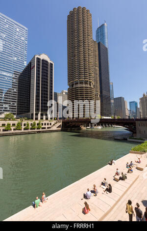 Menschen entspannen und betrachten die Skyline vom Riverwalk am Fluss Chicago in Chicago, Illinois, USA Stockfoto